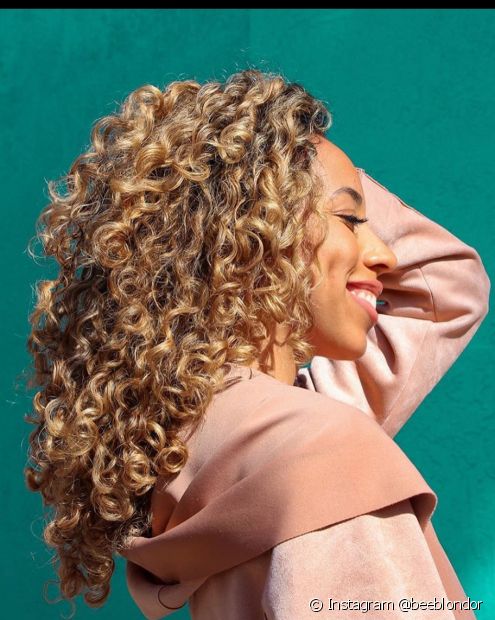 Curly lit blonde: 30 photos and nuance tips to light up curls