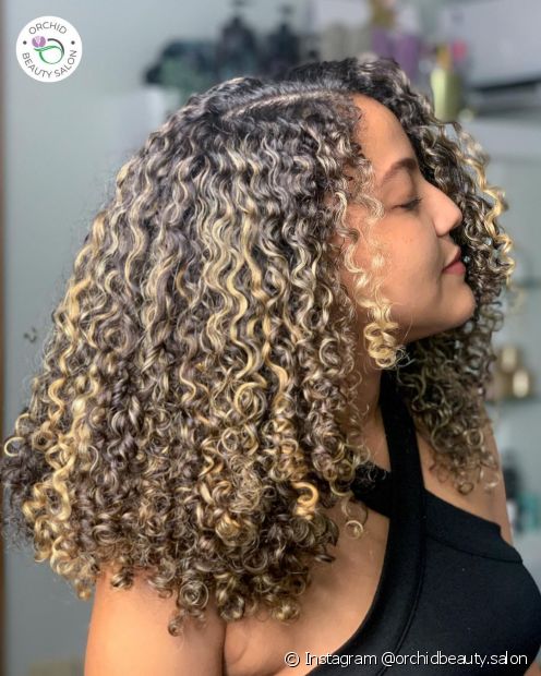 Curly lit blonde: 30 photos and nuance tips to light up curls