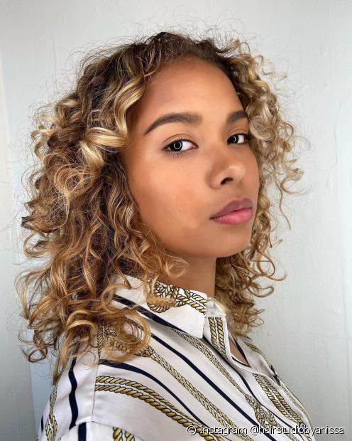 Curly lit blonde: 30 photos and nuance tips to light up curls