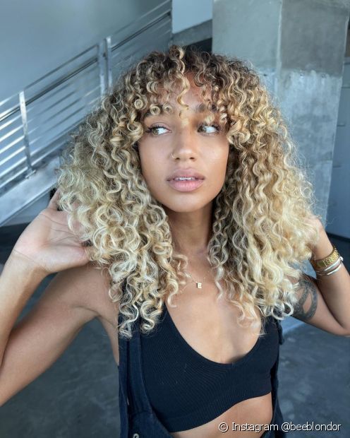 Curly lit blonde: 30 photos and nuance tips to light up curls
