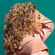 Curly lit blonde: 30 photos and nuance tips to light up curls