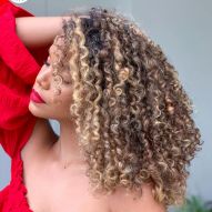 Curly lit blonde: 30 photos and nuance tips to light up curls