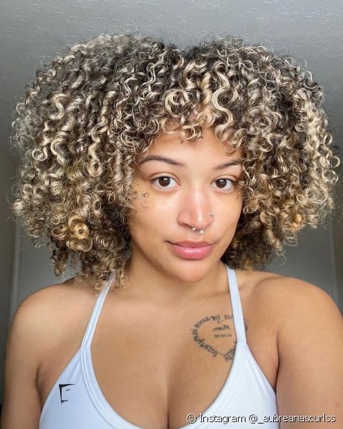 Curly lit blonde: 30 photos and nuance tips to light up curls