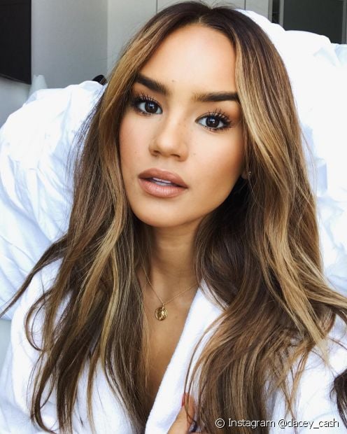 Honey lit brunette: 12 photos of the trend + tips on how to achieve the hair color