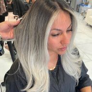 Serrures platine : 20 inspirations en cheveux noirs, courts, bouclés et plus de styles