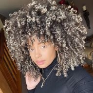 Serrures platine : 20 inspirations en cheveux noirs, courts, bouclés et plus de styles