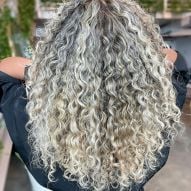 Serrures platine : 20 inspirations en cheveux noirs, courts, bouclés et plus de styles