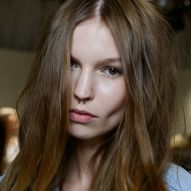 Dark blonde hair: discover the tone that walks between light and brown and matches all skin tones