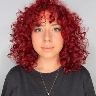 Red curly hair: 30 inspirations and tips to conquer the color