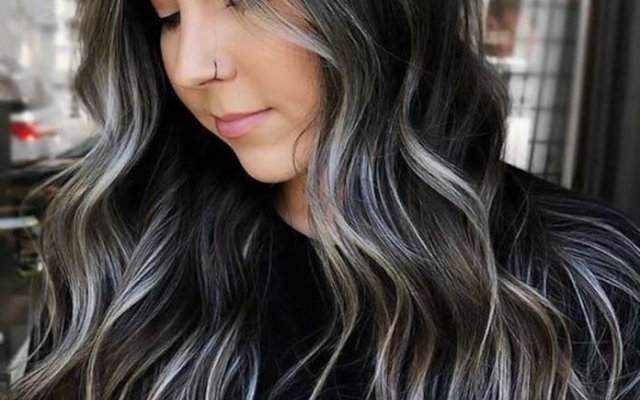 Bluish black hair: see how to invest in the shade