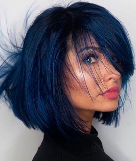 Bluish black hair: see how to invest in the shade