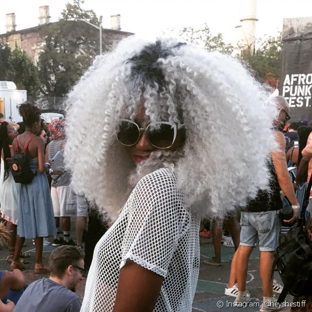 Gray curly hair: 50 photos of different curl styles for you to jump into this trend!