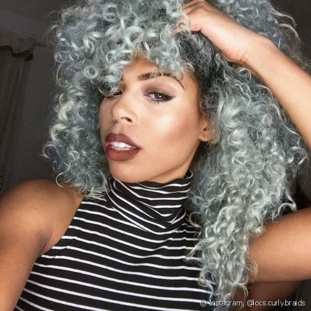 Gray curly hair: 50 photos of different curl styles for you to jump into this trend!