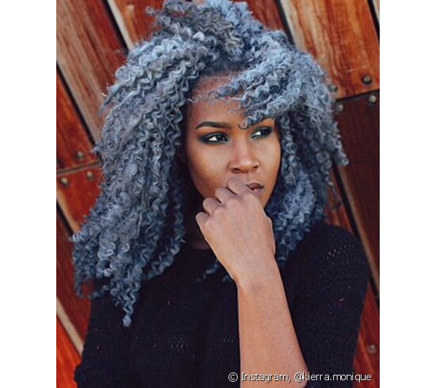 Cheveux bouclés gris : 50 photos de différents styles de boucles pour vous lancer dans cette tendance !