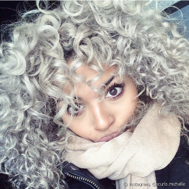 Gray curly hair: 50 photos of different curl styles for you to jump into this trend!