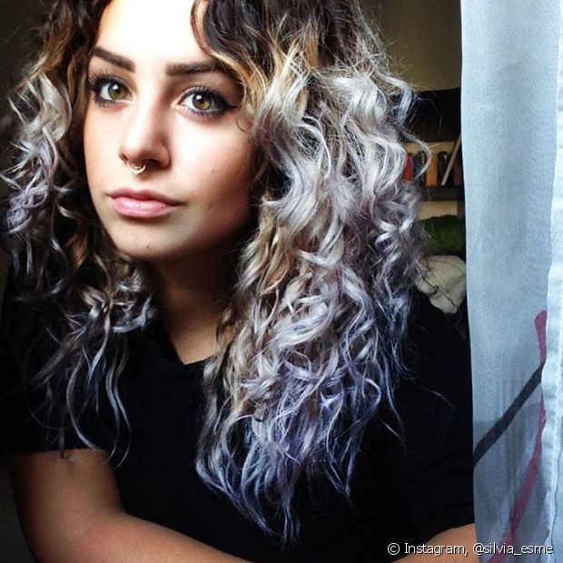 Gray curly hair: 50 photos of different curl styles for you to jump into this trend!