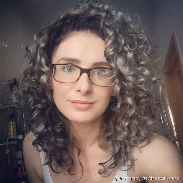 Gray curly hair: 50 photos of different curl styles for you to jump into this trend!