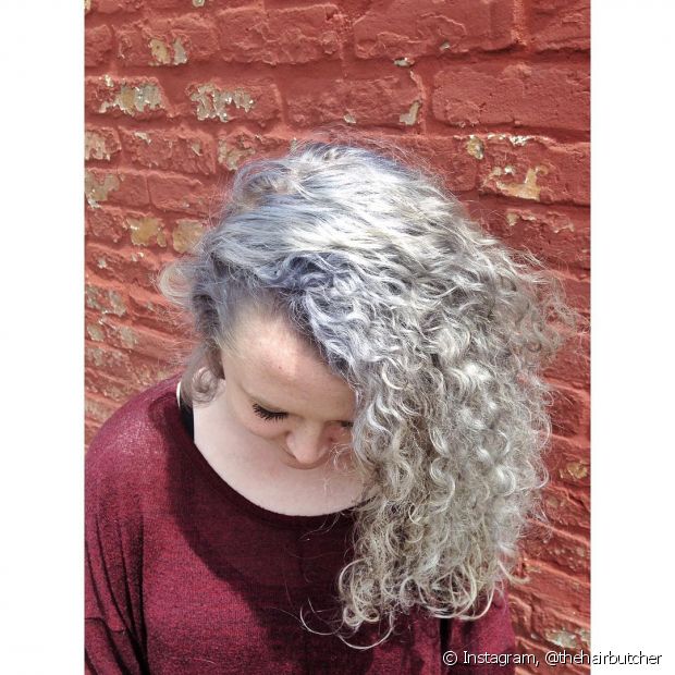 Gray curly hair: 50 photos of different curl styles for you to jump into this trend!