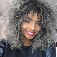 Gray curly hair: 50 photos of different curl styles for you to jump into this trend!