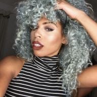 Cheveux bouclés gris : 50 photos de différents styles de boucles pour vous lancer dans cette tendance !