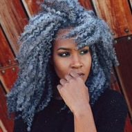 Cheveux bouclés gris : 50 photos de différents styles de boucles pour vous lancer dans cette tendance !