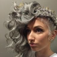 Cheveux bouclés gris : 50 photos de différents styles de boucles pour vous lancer dans cette tendance !