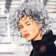 Cheveux bouclés gris : 50 photos de différents styles de boucles pour vous lancer dans cette tendance !