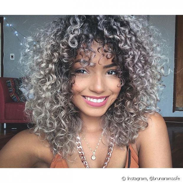 Gray curly hair: 50 photos of different curl styles for you to jump into this trend!