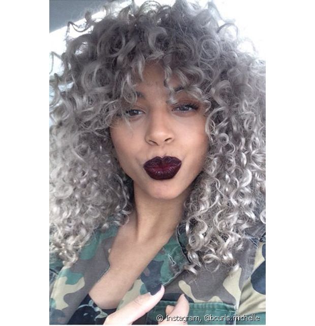Gray curly hair: 50 photos of different curl styles for you to jump into this trend!