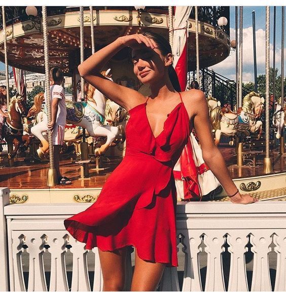 Red dress: the piece that cannot be missing in your closet