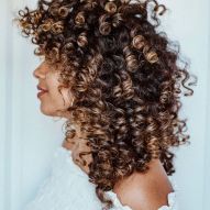 Curly lit brunette: tips for those who want to leave dark strands with lighter highlights