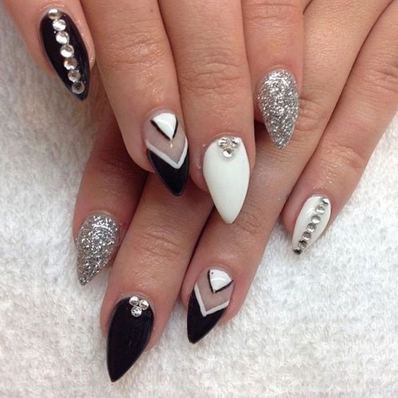 Stiletto nails: know the care and disadvantages