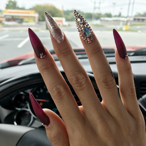 Stiletto nails: know the care and disadvantages