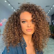 Golden blonde in curly and frizzy hair: 10 photos to inspire + tips for choosing the ideal coloring technique