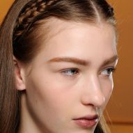 Braid headband with loose hair: see the step by step on how to do the romantic hairstyle!