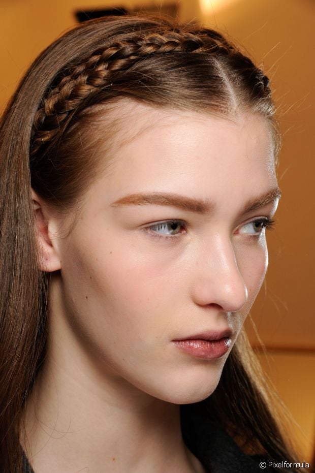 Braid headband with loose hair: see the step by step on how to do the romantic hairstyle!