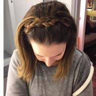 Braid headband with loose hair: see the step by step on how to do the romantic hairstyle!