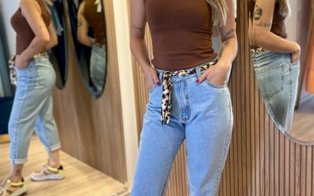 22 façons tendance de porter un jean mom