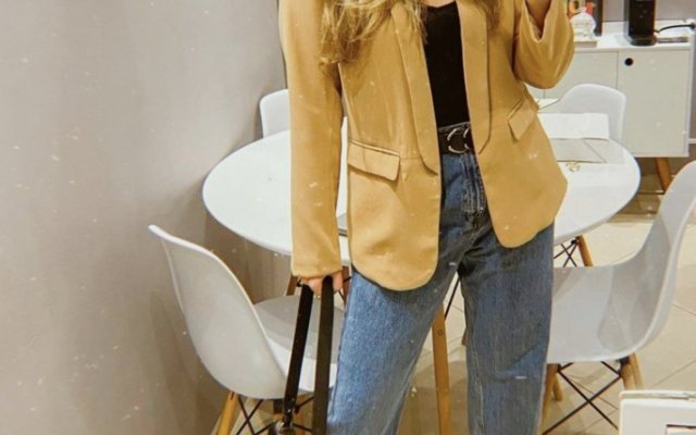 22 façons tendance de porter un jean mom