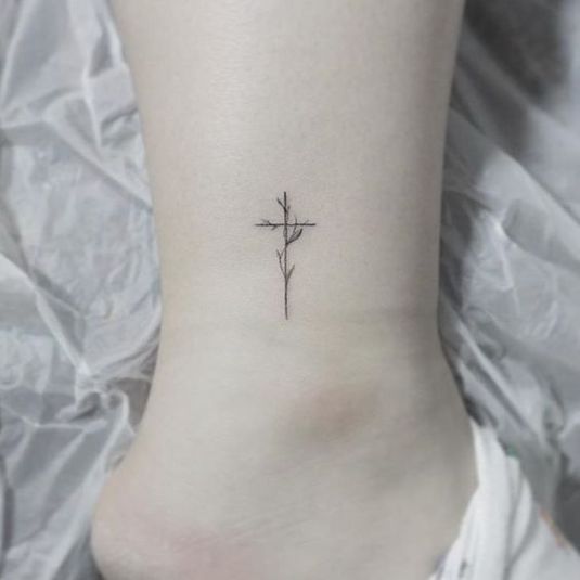 Cross tattoo: see designs that reflect faith and hope