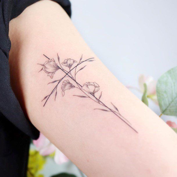 Tatouage croisé : voir des dessins qui reflètent la foi et l'espoir