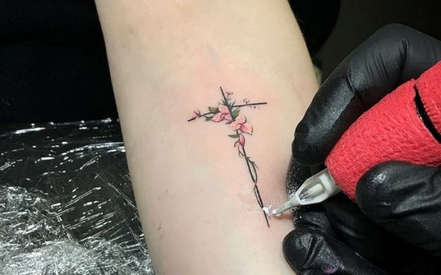 Tatouage croisé : voir des dessins qui reflètent la foi et l'espoir