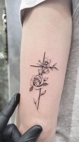 Cross tattoo: see designs that reflect faith and hope