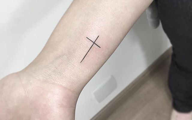 Cross tattoo: see designs that reflect faith and hope