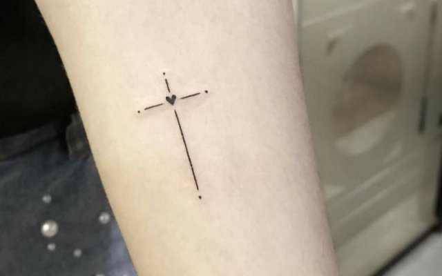 Cross tattoo: see designs that reflect faith and hope