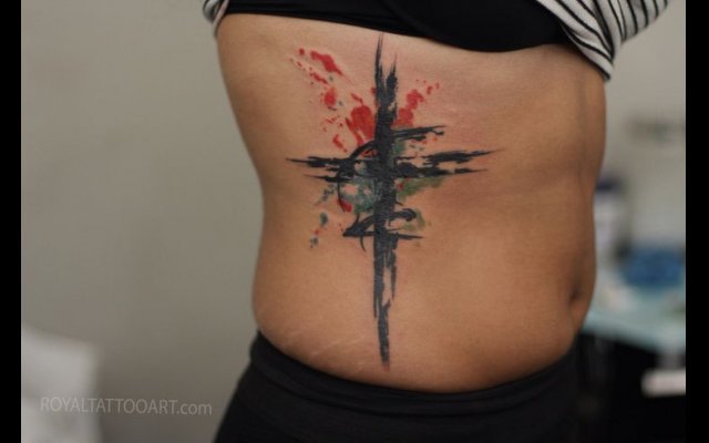 Cross tattoo: see designs that reflect faith and hope