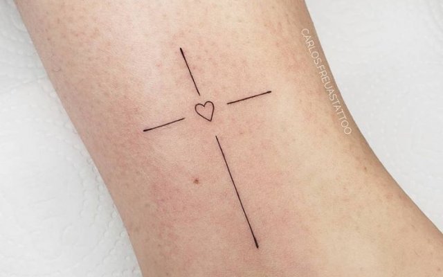 Cross tattoo: see designs that reflect faith and hope