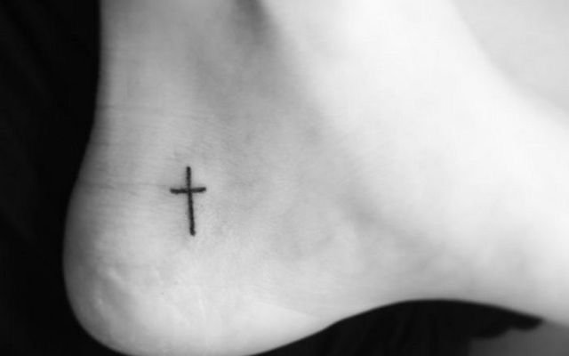 Cross tattoo: see designs that reflect faith and hope