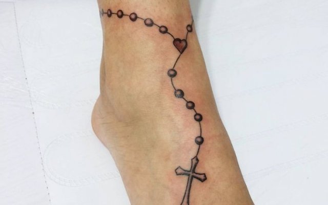 Cross tattoo: see designs that reflect faith and hope