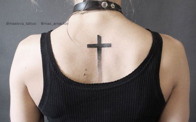 Cross tattoo: see designs that reflect faith and hope